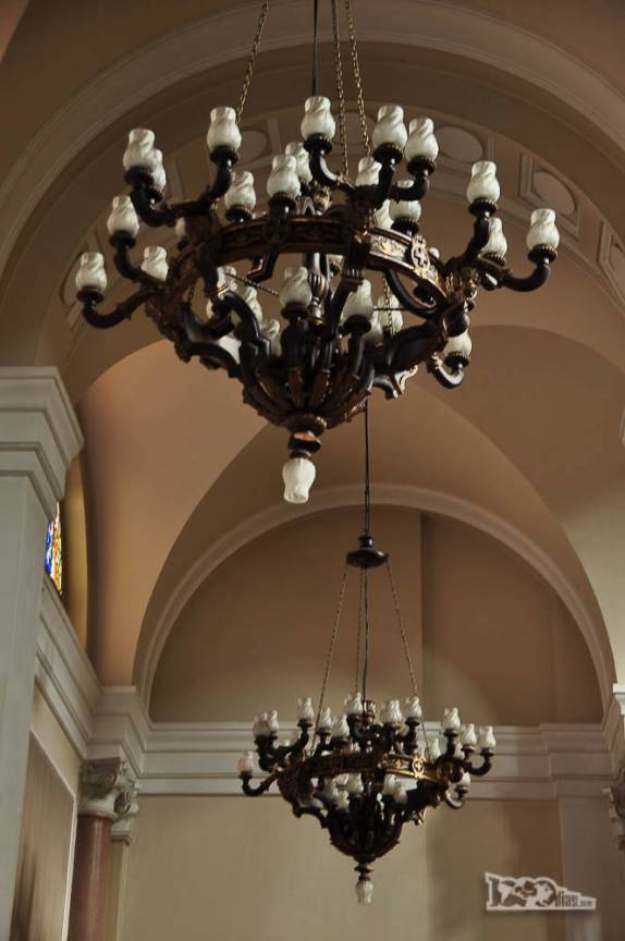 Os grandes candelabros da Catedral Metropolitana de Porto Alegre, no Rio Grande do Sul